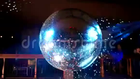 巨大的迪斯科舞厅灯光闪烁视频的预览图