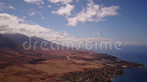 美丽的火山地形在山脚下莫纳洛与最大的亚热火山和居民视频的预览图