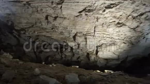 洞窟石墙视频的预览图