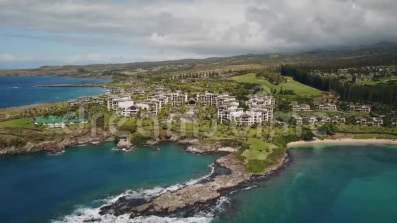 乘坐舒适的度假胜地蒙太奇卡帕卢阿和夏威夷毛伊岛风景如画的地形飞越太平洋视频的预览图