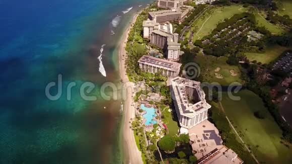 夏威夷毛伊岛上豪华度假胜地凯悦干净的海岸线和水晶蓝色太平洋的惊人空中镜头视频的预览图