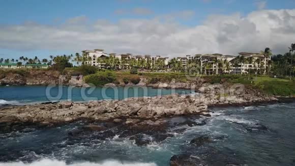 夏威夷毛伊岛上的仙度假村蒙太奇卡帕卢瓦的背景上的石头溅水视频的预览图