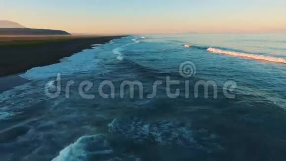 海浪拍打着海岸美丽的海景和日落视频的预览图