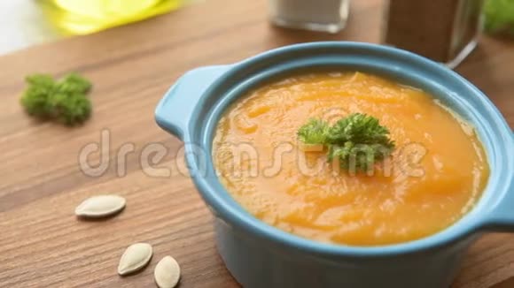 南瓜汤把种子放在白碗里视频的预览图