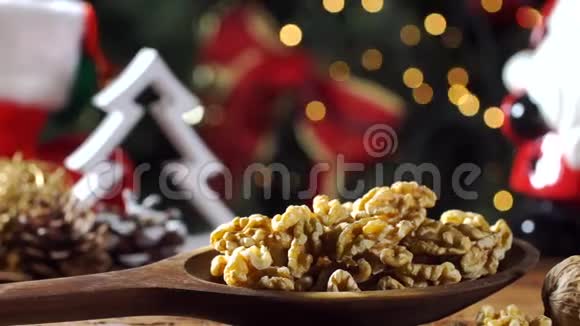 核桃仁放入一个木勺上的乡村老木桌与圣诞节背景一张幻灯片视频的预览图