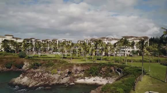 夏威夷毛伊岛上的棕榈公园全景靠近海岸最著名的度假胜地蒙太奇卡帕卢阿视频的预览图