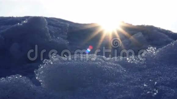 雪景冷山的特写镜头在slnechnyi的背景下有明亮温暖的光线视频的预览图