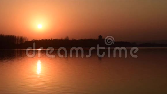 夕阳西下宁静的湖光荡漾中式建筑视频的预览图