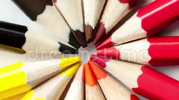 彩色铅笔在白色背景特写镜头上旋转视频的预览图