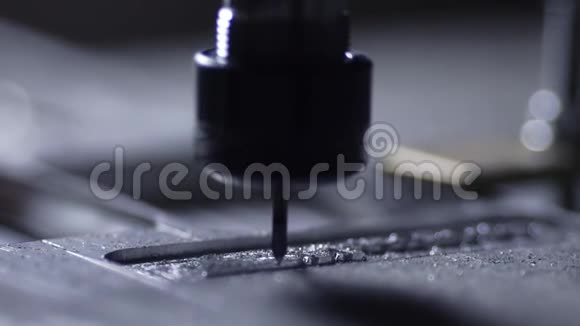 用于切割钢柄的铣床一片铝钻削钢板上的铭文视频的预览图