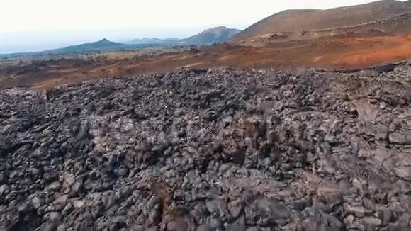 不寻常的本性飞过野生动物沙漠熔岩火山和红土视频的预览图