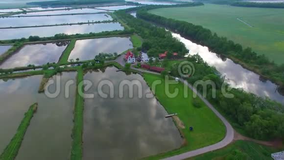 立陶宛西部Klaipeda县Kintai捕鱼胜地的空中镜头视频的预览图