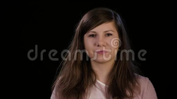 一位模仿牙痛的年轻女士视频的预览图