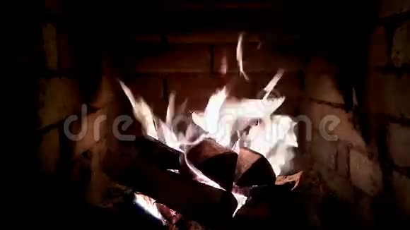 有中等大小火焰的壁炉视频的预览图