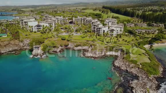 时尚度假胜地蒙太奇卡帕鲁阿的迷人景观淹没在莫伊岛上的绿色奢侈植物中视频的预览图