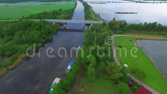 克莱佩达县金泰钓鱼胜地的空中镜头水的反射视频的预览图