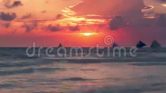 帆船对抗美丽的日落在长滩菲律宾4K时间推移2016年8月菲律宾长滩岛视频的预览图