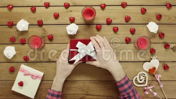 男子获得空礼品盒作为情人节礼物俯视视频的预览图