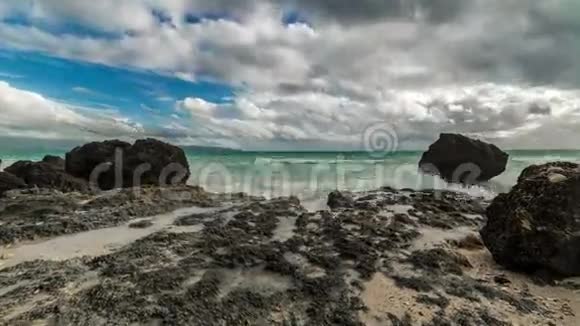 菲律宾多云和多岩的长滩海滩景色4K时间推移2016年8月菲律宾长滩岛视频的预览图