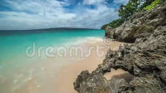 菲律宾长滩岛Puka海滩上的热带海洋和岩石4K时间推移2016年8月长滩岛视频的预览图