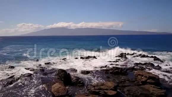 大山背景下美丽的水溅在悬崖上的迷人镜头带着亚海视频的预览图