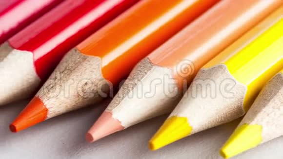 彩色铅笔连续躺在白色桌子上的特写视频视频的预览图