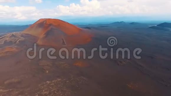 红色星球沙漠中的风景在红色的地面上飞来飞去视频的预览图