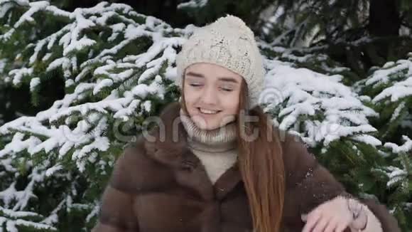 一块雪落在站在树旁的女孩身上慢动作视频的预览图