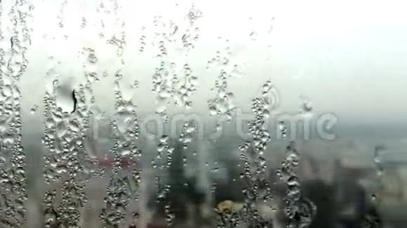 透过雨滴玻璃欣赏现代城市视频的预览图