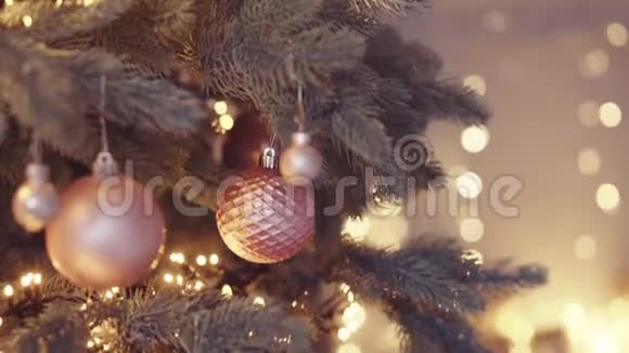 圣诞树和彩灯视频的预览图
