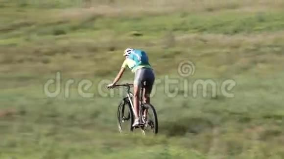 骑自行车在山地自然景观中的运动女子视频的预览图