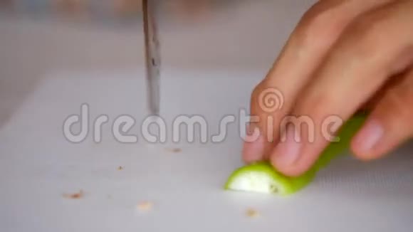 一种的切片蔬菜用于家庭烹饪视频的预览图