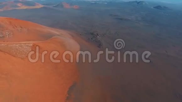 红色地球作为火星或峡谷坐着直升机视频的预览图