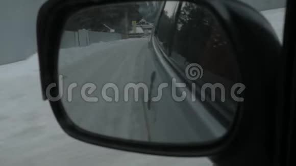 车览侧面后视镜倒影山地景观慢动作视频的预览图