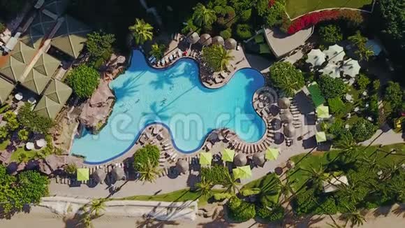 夏威夷毛伊岛上美丽的度假胜地凯悦游泳池环绕着热带树木视频的预览图