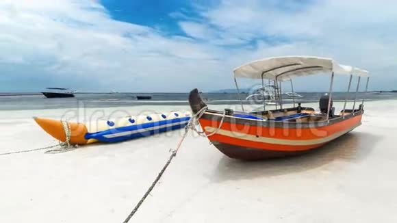 橘色蓝船在菲律宾潘劳的白色海滩上4K时间推移2016年8月菲律宾庞劳博霍尔视频的预览图