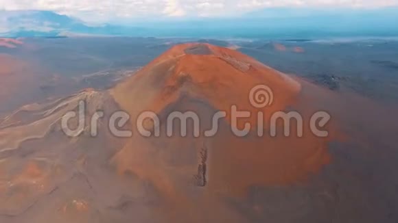 红色火山景观如火星红土从山上出发去无人机视频的预览图