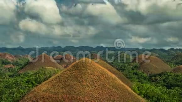 俯瞰菲律宾博霍尔著名的巧克力山4K时间推移2016年8月菲律宾庞劳博霍尔视频的预览图