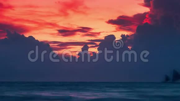 日落时在云层背景上的帆船剪影4K时间推移2016年8月菲律宾长滩岛视频的预览图