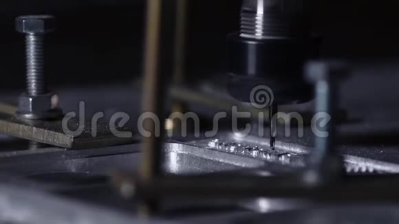 在工厂制造床垫的车身在机器上缓慢地切割出一片铝视频的预览图