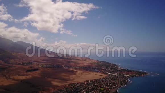 壮丽的空中景色美丽的山脚下马纳洛阿山最大的活跃火山口视频的预览图