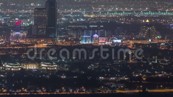 带典型的旧建筑和现代建筑的迪拉和迪拜小溪的鸟瞰夜景视频的预览图