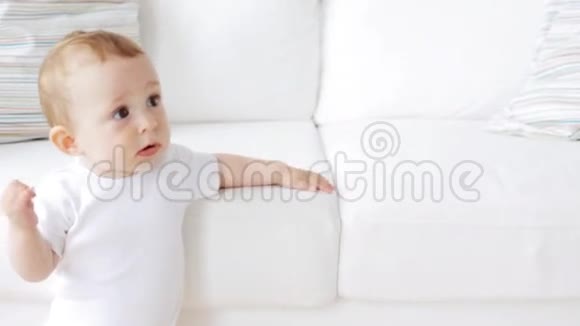 小宝宝站在家里抱着沙发视频的预览图