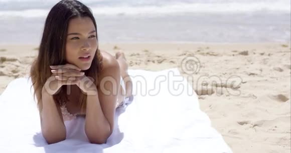 在海滩上晒日光浴的女人视频的预览图