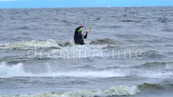 慢动作一位老人在做风筝他高高地跳在池塘的水面上大风吹来一个男人视频的预览图
