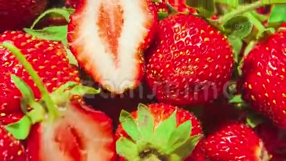 中间有两个半个草莓的大草莓围成一圈视频的预览图