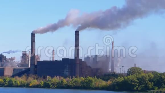 来自工业冶金工厂烟囱的烟雾在城市附近的大气中升起视频的预览图