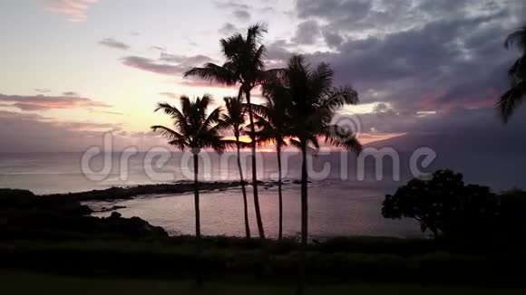 夏威夷毛伊岛多云天空背景下神奇海洋附近热带岛屿的美丽日落视频的预览图