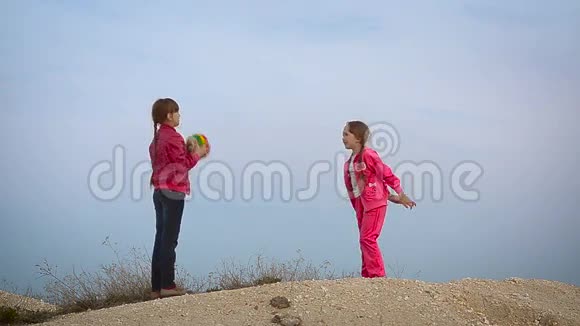 女孩们在空中打球视频的预览图