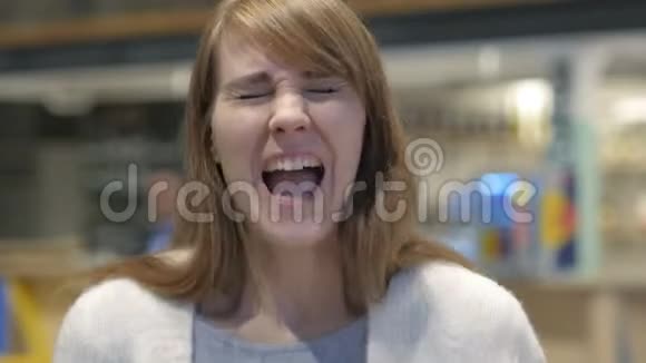 尖叫的年轻女子咖啡厅喊声视频的预览图
